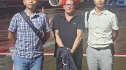 Pelaku diapit polisi. (ist) 