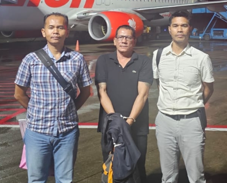 Pelaku diapit polisi. (ist) 