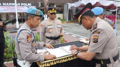 Kapolrestabes Medan Kombes Pol Gidion Arif Setyawan menyaksikan penandatanganan naskah sertijab. (ist)