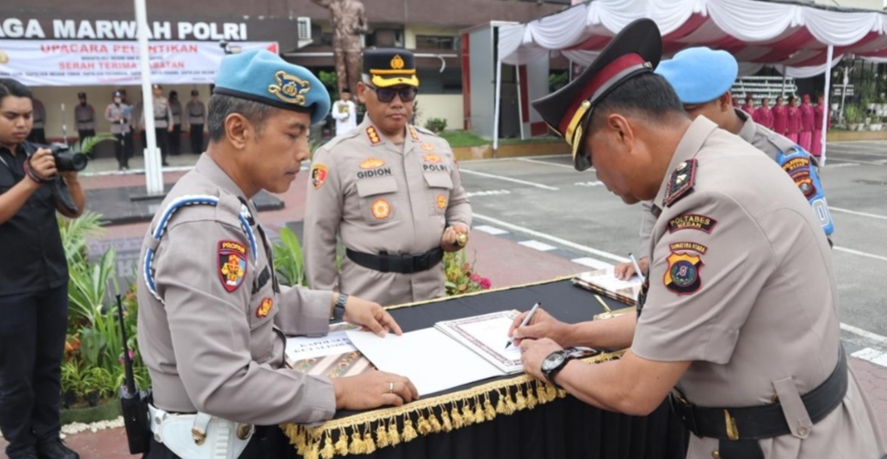 Kapolrestabes Medan Kombes Pol Gidion Arif Setyawan menyaksikan penandatanganan naskah sertijab. (ist)