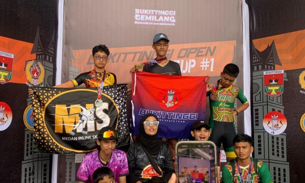 Tim MIS Medan, diantaranya Ghaly Wicaksana (atas kiri) poto bersama usai Kejuaraan Sepatu Roda BOC 2025 di Bukittinggi Sumbar. (ist)