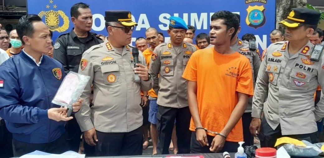 Kapolrestabes Medan Kombes Pol Gidion Arif Setyawan tanyai salah satu pelaku. (ist)