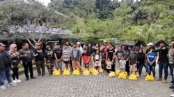 Ketua Bikers FKPPI Korsa Sumut, Herman Marpaung, Bendahara Kanti foto bersama. (ist)