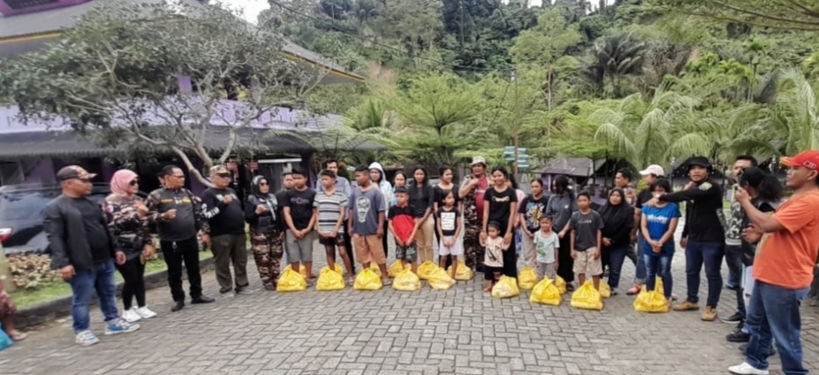 Ketua Bikers FKPPI Korsa Sumut, Herman Marpaung, Bendahara Kanti foto bersama. (ist)