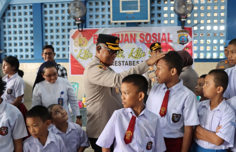 Kapolrestabes Medan Kombes Pol Gidion Arif Setyawan berbaur bersama anak-anak SLB.(ist) 