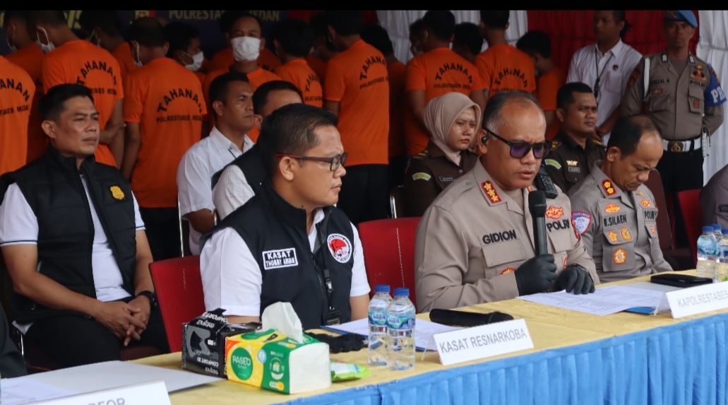 Kapolrestabes Medan Kombes Pol Gidion didampingi Wakapolrestabes Medan, AKBP Rudi Silaen dan Kasat Narkoba Polrestabes Medan, AKBP Thommy Aruan rilis kasus. (Kaisa)