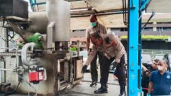 Kapolrestabes Medan, Kombes Pol Gidion Arif Setyawan memasukkan narkoba dalam mesin insinerator untuk dimusnahkan.(keisa)