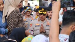 Kapolrestabes Medan Kombes Pol Gidion Arif Setyawan bertemu warga usai paparan kasus.(ist)