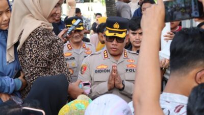 Kapolrestabes Medan Kombes Pol Gidion Arif Setyawan bertemu warga usai paparan kasus.(ist)
