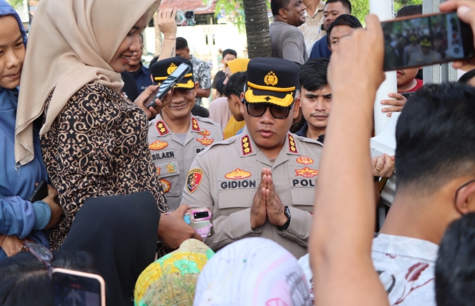 Kapolrestabes Medan Kombes Pol Gidion Arif Setyawan bertemu warga usai paparan kasus.(ist)