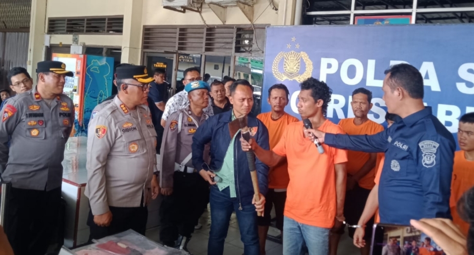 Kapolrestabes Medan, Kombes Pol Gidion Arif Setyawan mendengar pengakuan seorang preman. (keisa)