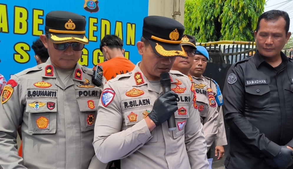 Wakapolrestabes Medan, AKBP Rudi Silaen didampingi Kapolsek Sunggal, Kompol Bambang G Hutabarat paparkan kasus. (ist)
