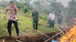 Petugas gabungan musnahkan lapak judi dan narkoba. (ist)