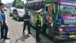 Petugas menghentikan salah satu bus. (ist)