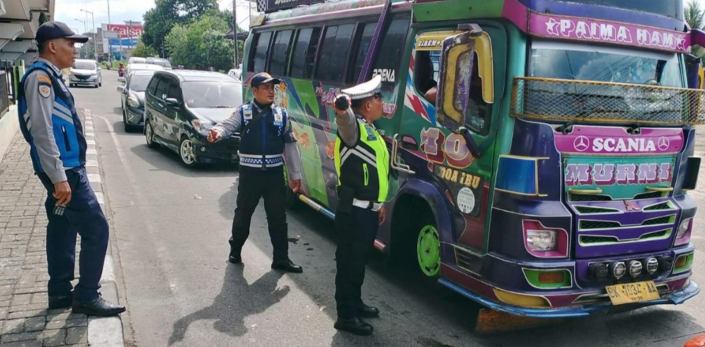 Petugas menghentikan salah satu bus. (ist)