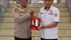 Kapolrestabes Medan Kombes Pol Gidion Arif Setyawan menerima cenderamata yang diserahkan Ketua KONI Medan. (ist)
