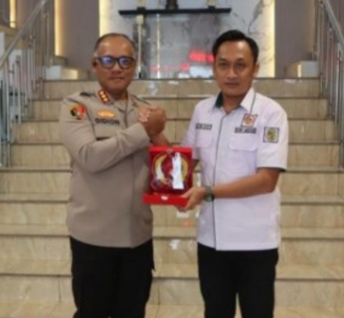 Kapolrestabes Medan Kombes Pol Gidion Arif Setyawan menerima cenderamata yang diserahkan Ketua KONI Medan. (ist)