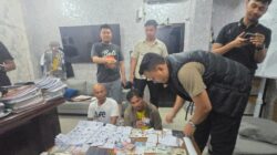 Polisi periksa barang bukti SIM palsu disaksikan pelaku. (ist)