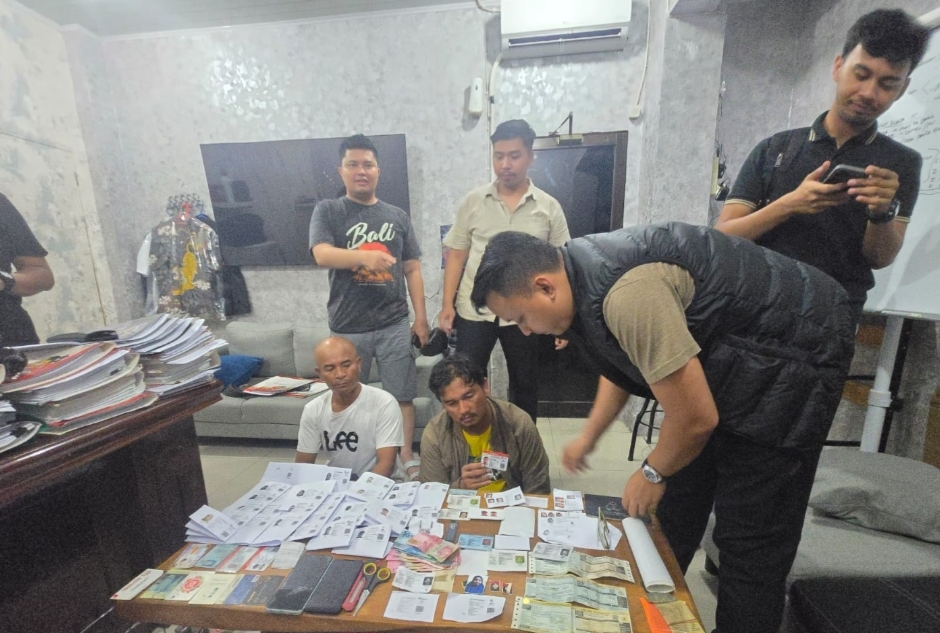Polisi periksa barang bukti SIM palsu disaksikan pelaku. (ist)