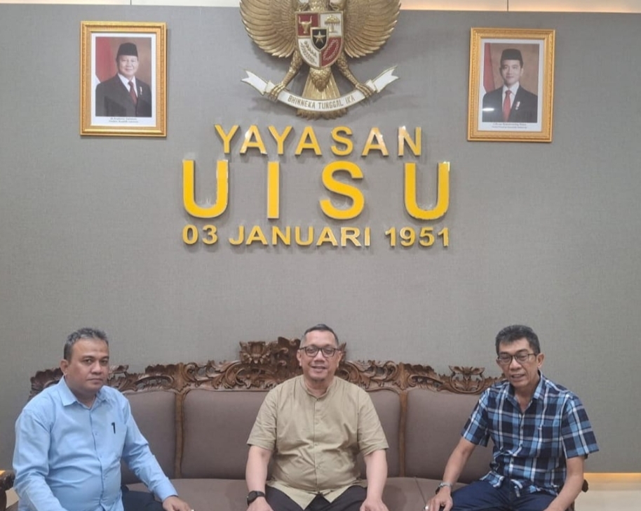 Ketua Umum PY UISU Ir. Indra Gunawan, MP didampingi Sekretaris Umum M. Idris, SH.MH dan Bendahara Umum Ir. Armansyah, MT poto bersama.(humas) 