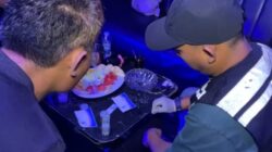 Petugas memeriksa meja pengunjung diskotik. (ist)