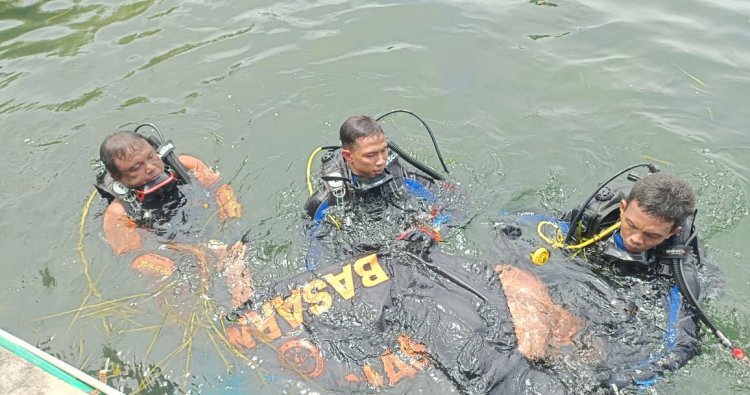 Petugas Basarnas saat mengevakuasi jenazah korban tenggelam di Danau Toba, persisnya di sekitar Pelabuhan Ferry Onan Runggu, Kabupaten Samosir, Minggu (18/5/2025). Ada tiga pemuda yang tewas tenggelam dalam peristiwa nahas ini.