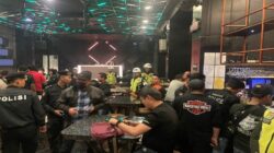 Petugas gabungan saat merazia Dragon KTV di Jalan Adam Malik, Kelurahan Sei Agul, Kecamatan Medan Barat, Kota Medan, Sabtu (24/5/2025). Ada belasan pengunjung dan pegawai diamankan.