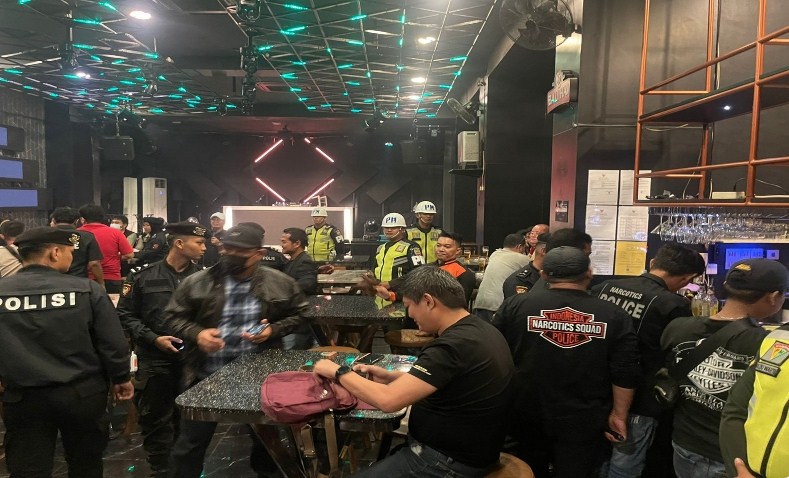 Petugas gabungan saat merazia Dragon KTV di Jalan Adam Malik, Kelurahan Sei Agul, Kecamatan Medan Barat, Kota Medan, Sabtu (24/5/2025). Ada belasan pengunjung dan pegawai diamankan.