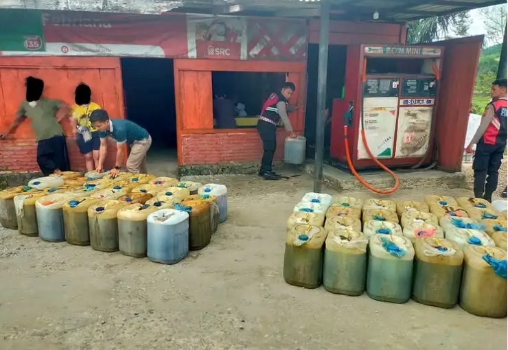 Lokasi penimbunan BBM bersubsidi di Jalan Sikadang Njandi, Dusun Sosor, Desa Boangmanalu, Kecamatan Salak, Kabupaten Pakpak Bharat. Ada satu orang yang dijadikan tersangka.