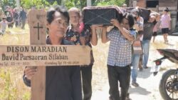 Pemakaman tiga kakak beradik yang tewas jatuh ke lubang sumur.
