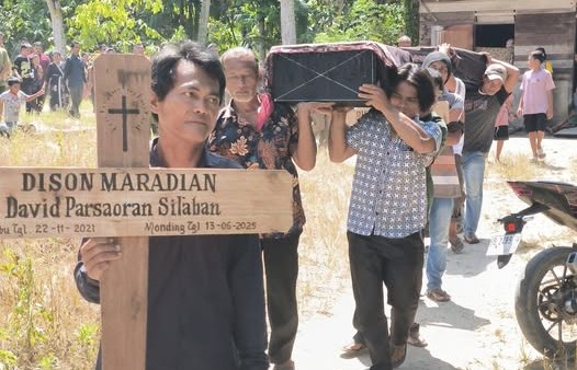 Pemakaman tiga kakak beradik yang tewas jatuh ke lubang sumur.