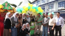 Para guru dan siswa foto bersama dalam kegiatan Panen Raya SD Panca Budi Medan. [Ist]