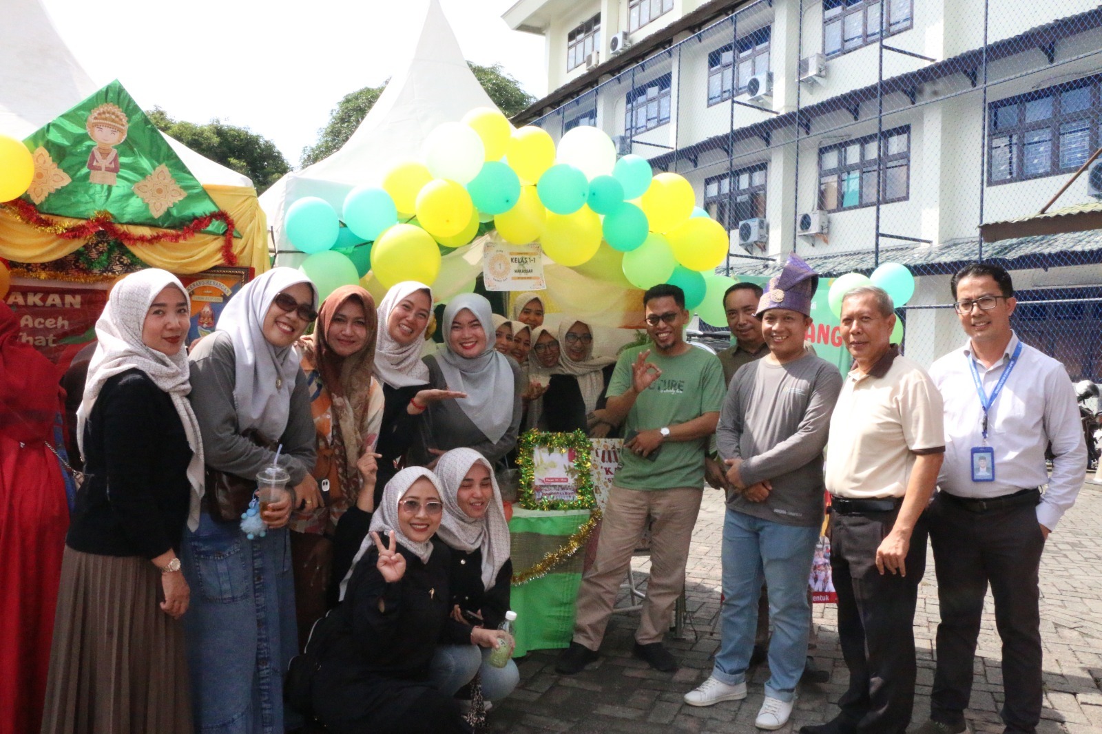 Para guru dan siswa foto bersama dalam kegiatan Panen Raya SD Panca Budi Medan. [Ist]