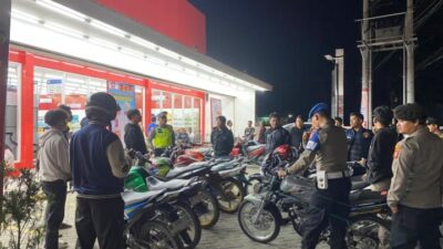 Petugas Polres Toba saat mengamankan sejumlah motor berknalpot brong yang meresahkan masyarakat, Sabtu (31/5/2025)