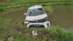 Mobil Daihatsu putih TajukRakyat.com,Toba- Insiden kecelakaan tunggal dialami mobil Daihatsu putih bernomor polisi BK 1480 ADM terjun ke sawah di Desa Sionggang Utara, Kecamatan Lumbanjulu, Kabupaten Toba, Selasa (10/6/2025) pagi. Dugaan sementara kecelakaan terjadi karena kurangnya kehati-hatian pengemudi.