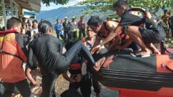 Petugas SAR bersama pihak terkait saat mengevakuasi jenazah Amran Malau, nelayan yang tenggelam di Danau Toba.