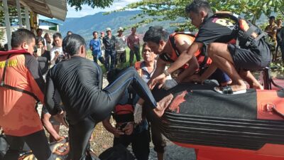 Petugas SAR bersama pihak terkait saat mengevakuasi jenazah Amran Malau, nelayan yang tenggelam di Danau Toba.