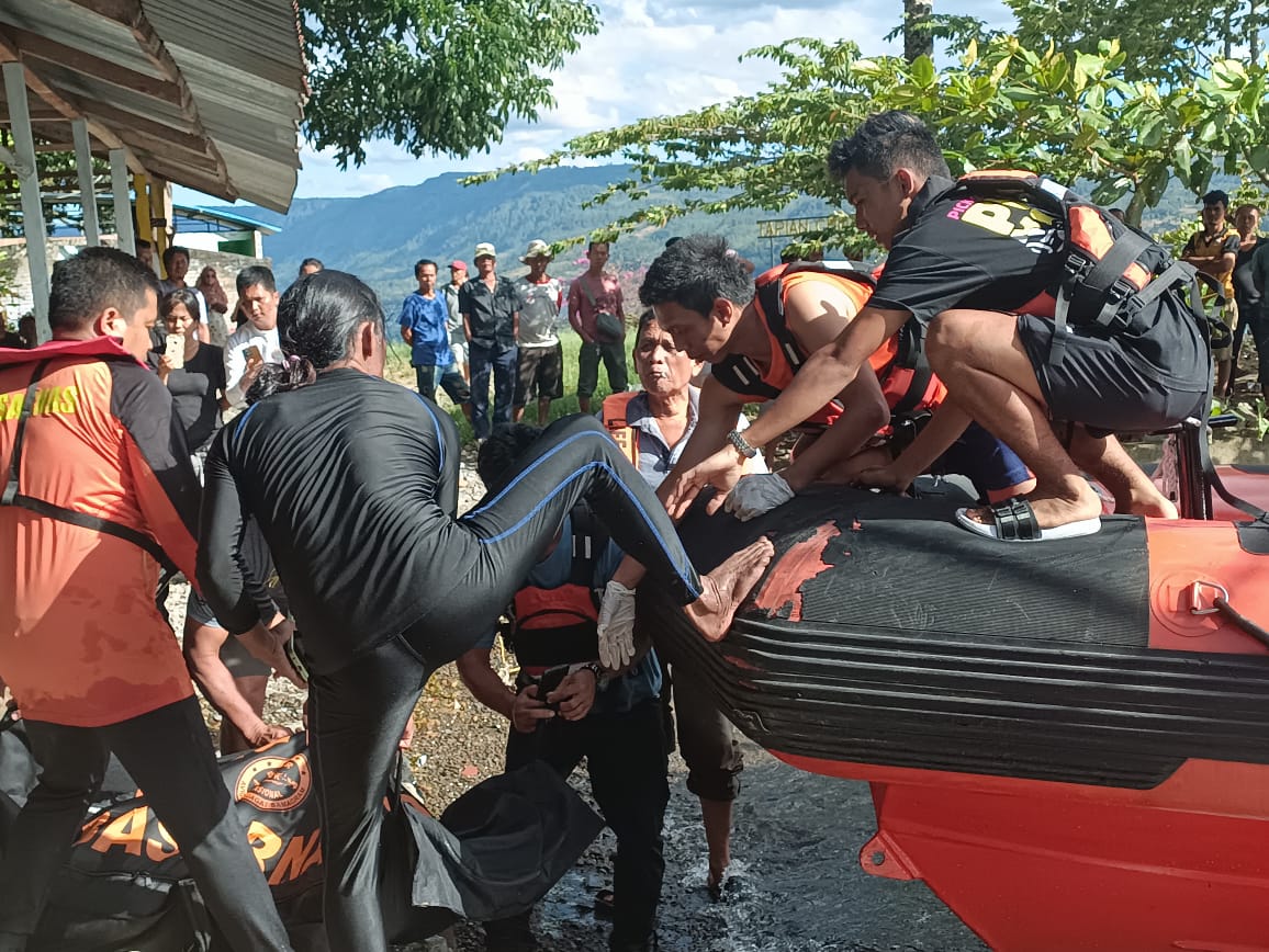 Petugas SAR bersama pihak terkait saat mengevakuasi jenazah Amran Malau, nelayan yang tenggelam di Danau Toba.