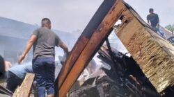 Dua unit rumah milik marga Ginting di Kecamatan Sei Bingai, Kabupaten Langkat ludes terbakar, Jumat (13/6/2025).