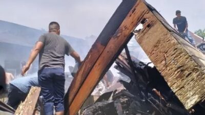 Dua unit rumah milik marga Ginting di Kecamatan Sei Bingai, Kabupaten Langkat ludes terbakar, Jumat (13/6/2025).