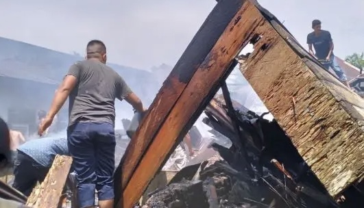 Dua unit rumah milik marga Ginting di Kecamatan Sei Bingai, Kabupaten Langkat ludes terbakar, Jumat (13/6/2025).