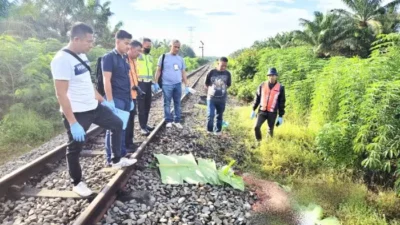 Penemuan mayat pria tanpa identitas di bantaran rel perlintasan Desa Mekar Baru, Kecamatan Sei Balai, Kabupaten Batubara mengejutkan petugas patroli kereta api (KA), Selasa (17/6/2025).