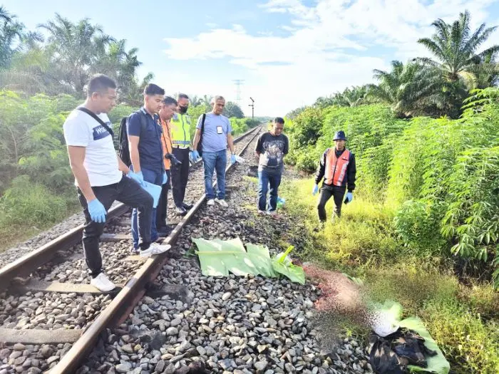 Penemuan mayat pria tanpa identitas di bantaran rel perlintasan Desa Mekar Baru, Kecamatan Sei Balai, Kabupaten Batubara mengejutkan petugas patroli kereta api (KA), Selasa (17/6/2025).