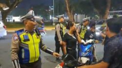 Polisi menghentikan para pengendara.(ist)
