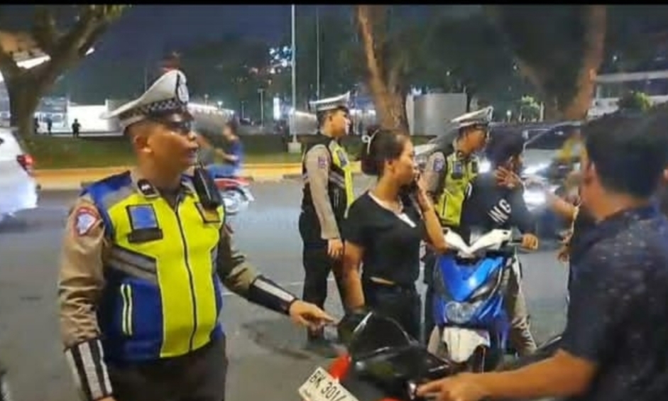 Polisi menghentikan para pengendara.(ist)