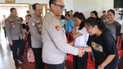 Kombes Pol Dr Gidion Arif Setyawan SIK SH Mhum menyalami salah seorang anak panti. (humas)