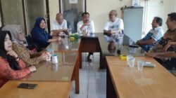 Ketua PWI Sumut, H Farianda Putra Sinik SE didampingi Sekretaris, SR Hamonangan Panggabean saat rapat. (ist)