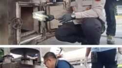 Kombes Pol Dr Gidion Arif Setyawan SIK SH Mhum dan AKBP Thommy Aruan SH SIK Mhum memasukkan sabu untuk dimusnahkan.(humas)