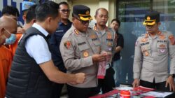 Kapolrestabes Medan Kombes Pol Dr Gidion Arif Setyawan SIK SH Mhum rilis kasus SIM Palsu. (humas)