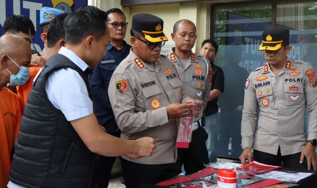 Kapolrestabes Medan Kombes Pol Dr Gidion Arif Setyawan SIK SH Mhum rilis kasus SIM Palsu. (humas)